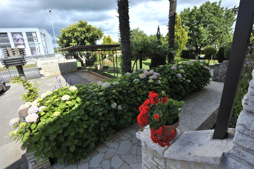 Apartmani Villa Otilija Porec Exterior photo
